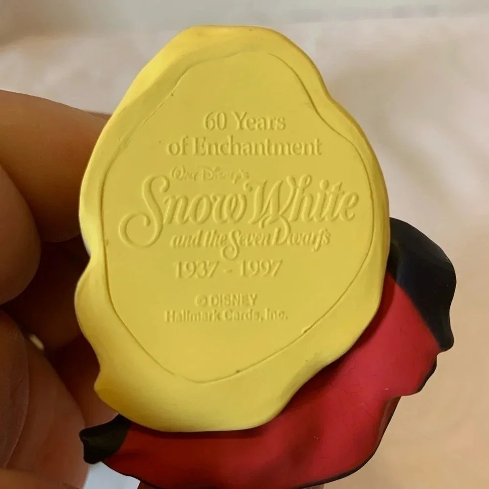 Hallmark Ornament Disney's Snow White 60th Anniversary Edition 1997 - Picture 3 of 6